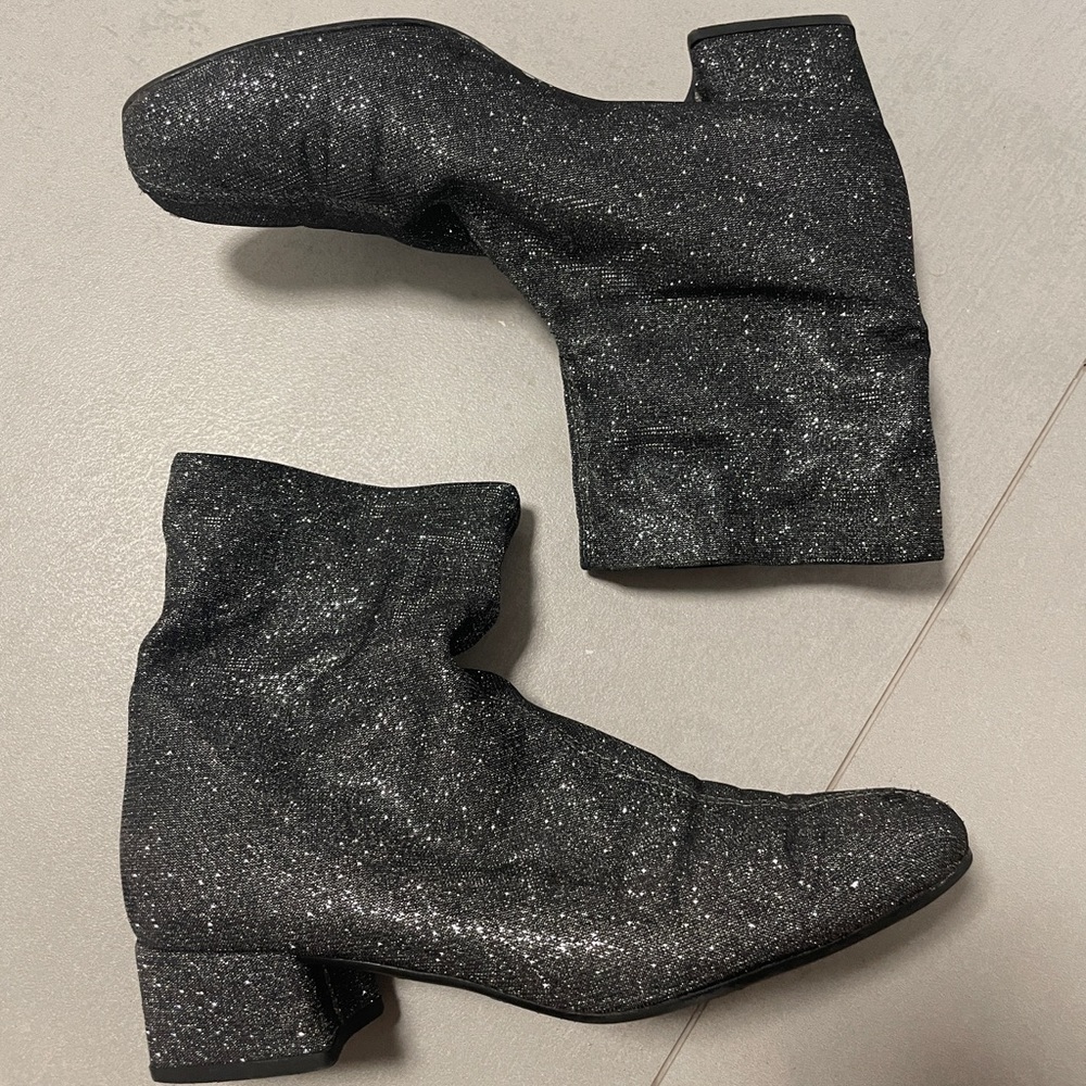pretty ballerina lightly worn glittery boots in a size 6 women’s
